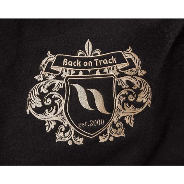Back On Track William Uld Ridedækken - Logo